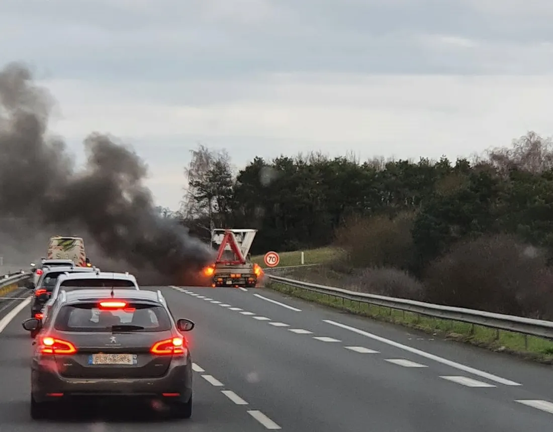 Poids-lourd en feu le long de l'A11